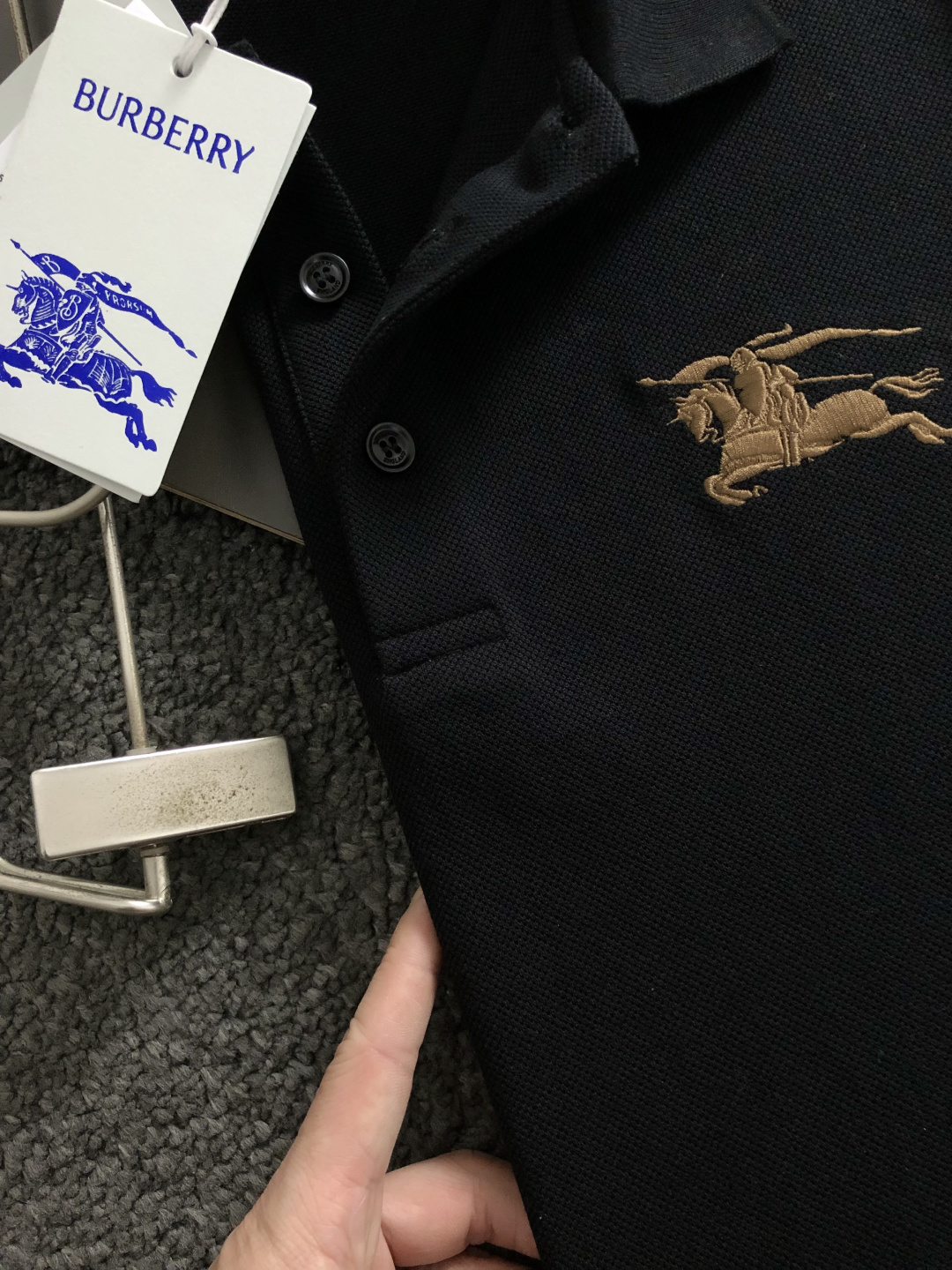 BBr**正码正牌S-Xl2026春夏短袖，以重工骑士精工刺绣为主调，巧妙融y💤专柜元素，打破传统短袖的