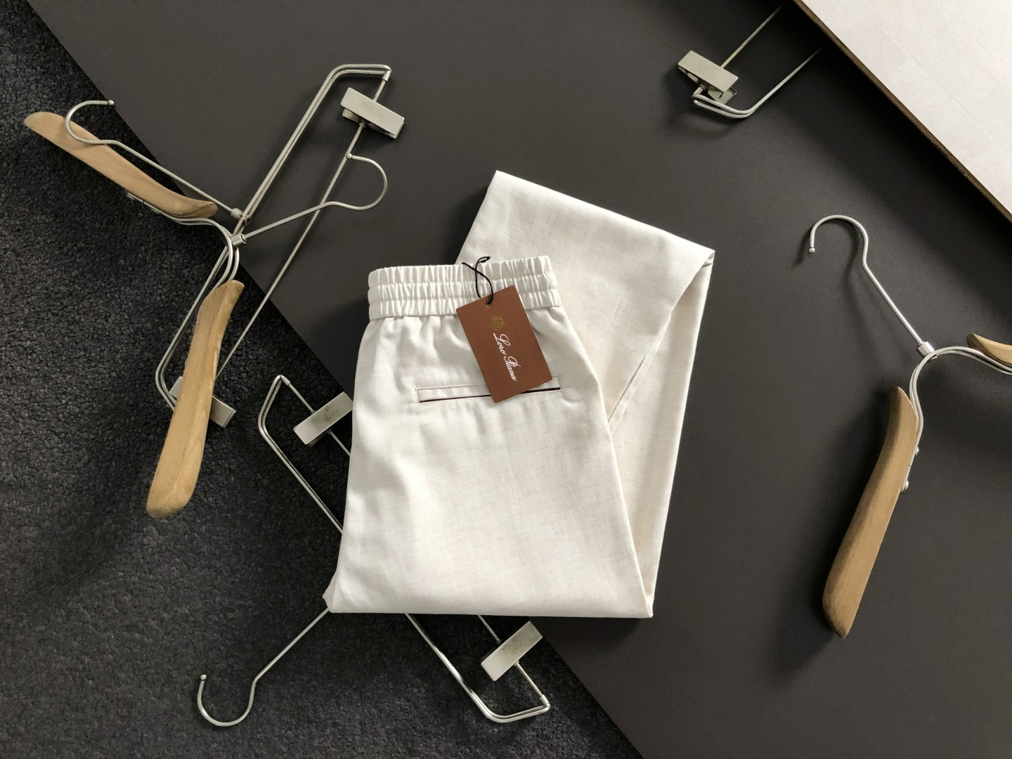 Loro Piana*合身版型S-xxl2026春夏天丝亚麻休闲裤，以经典简约黑咖撞色为主调，巧妙融入专