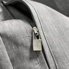 Loro Piana*合身版型29-362026春夏亚麻休闲裤,以灰色经典配色简约为主调,巧妙融入专柜五 Loro Piana*合身版型29-362026春夏亚麻休闲裤,以灰色经典配色简约为主调,巧妙融入专柜五