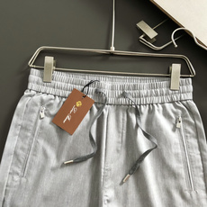 Loro Piana*合身版型29-362026春夏亚麻休闲裤,以灰色经典配色简约为主调,巧妙融入专柜五 Loro Piana*合身版型29-362026春夏亚麻休闲裤,以灰色经典配色简约为主调,巧妙融入专柜五