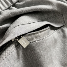 Loro Piana*合身版型29-362026春夏亚麻休闲裤,以灰色经典配色简约为主调,巧妙融入专柜五 Loro Piana*合身版型29-362026春夏亚麻休闲裤,以灰色经典配色简约为主调,巧妙融入专柜五