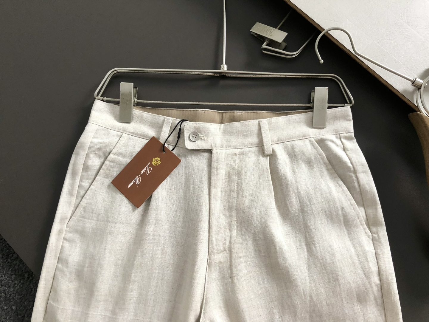 Loro Piana*合身版型29-362026春夏亚麻休闲裤，以燕麦片经典配色简约为主调，巧妙融入专柜