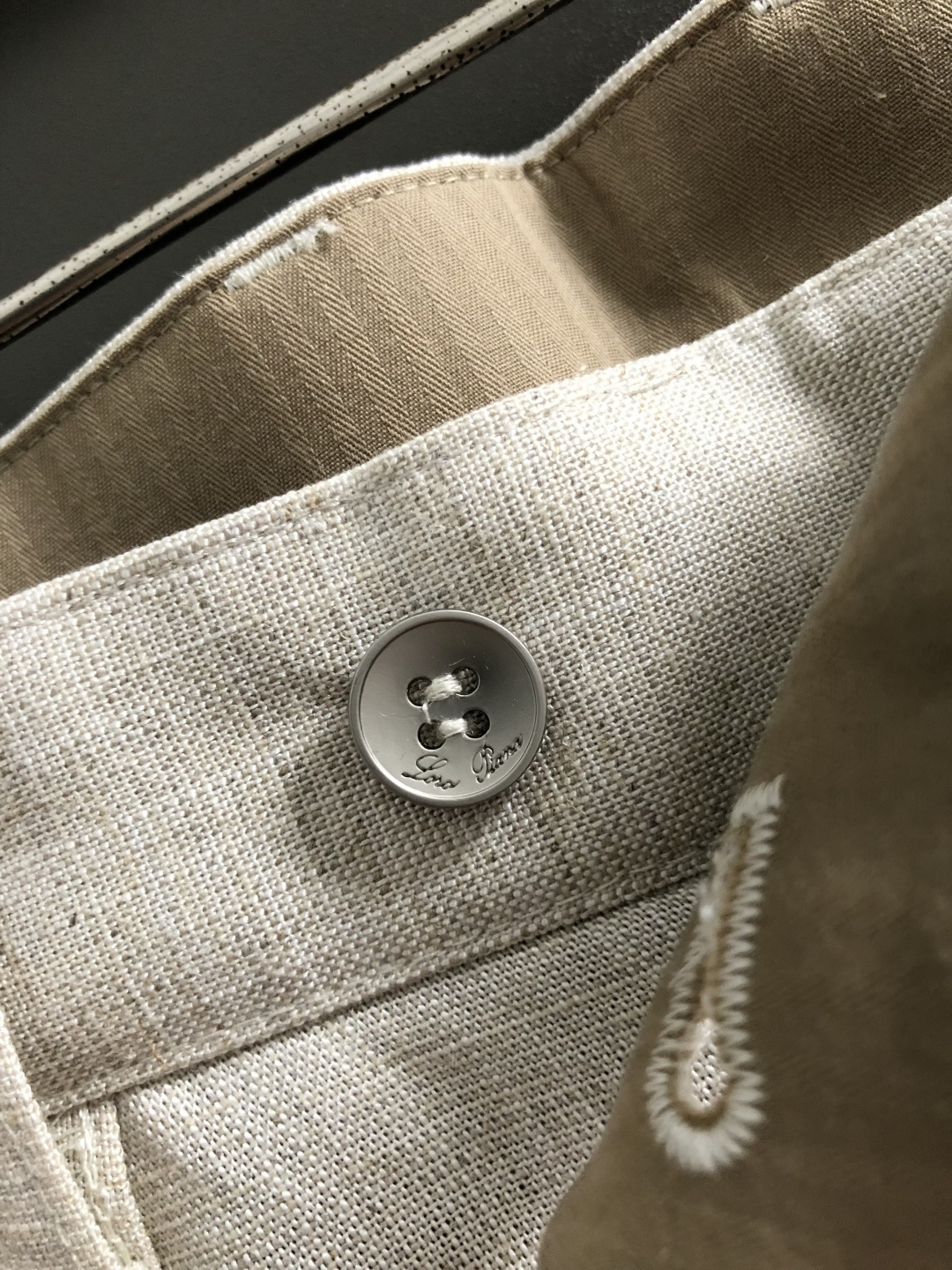 Loro Piana*合身版型29-362026春夏亚麻休闲裤，以燕麦片经典配色简约为主调，巧妙融入专柜
