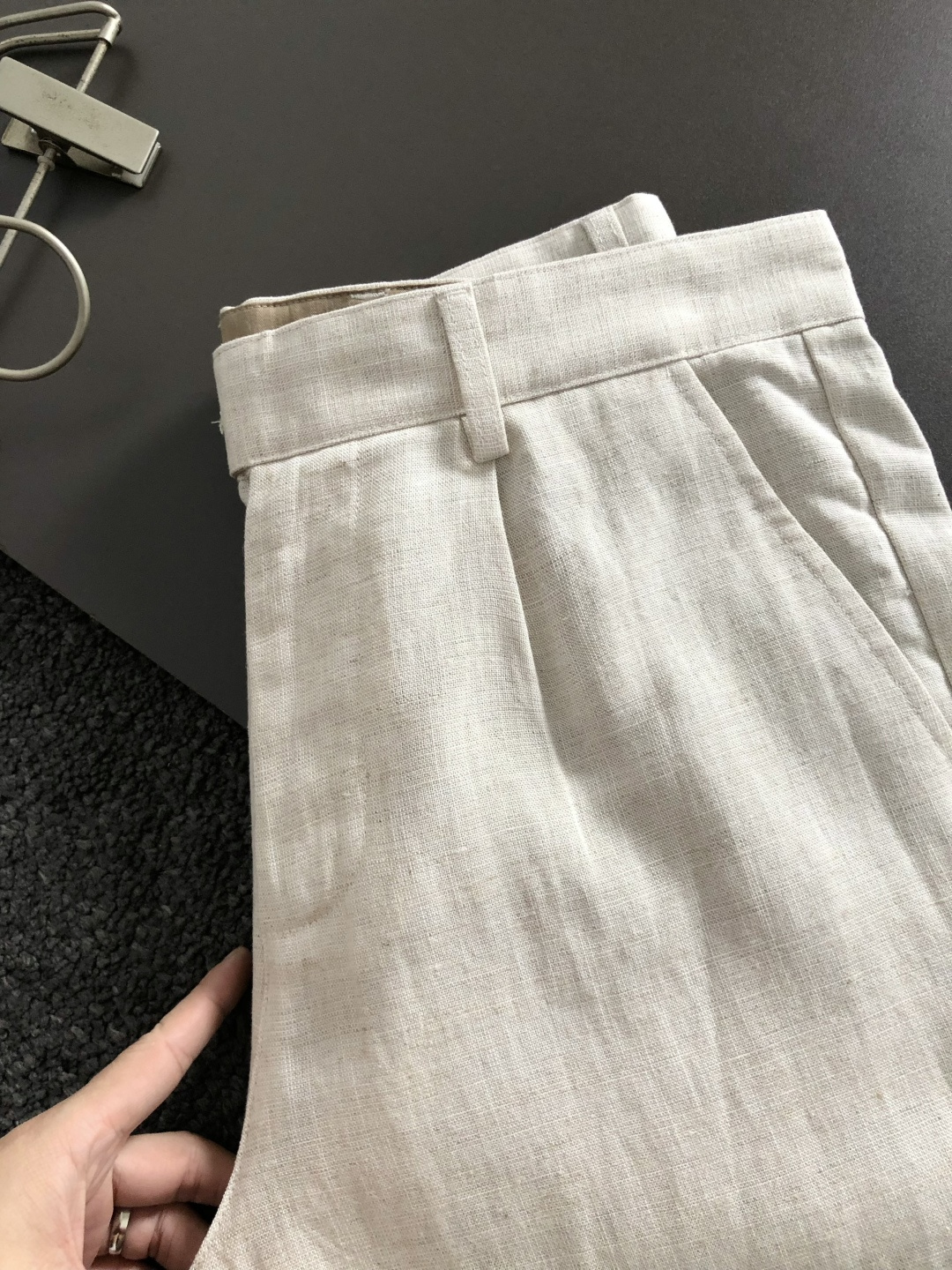 Loro Piana*合身版型29-362026春夏亚麻休闲裤，以燕麦片经典配色简约为主调，巧妙融入专柜