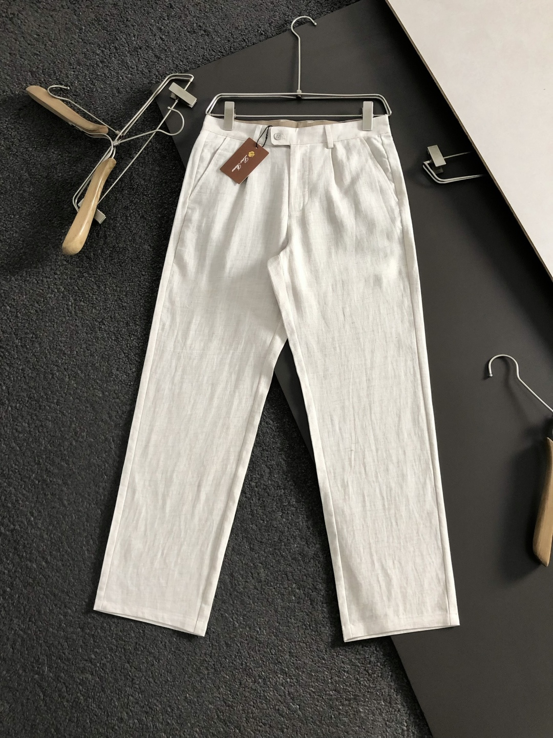 Loro Piana*合身版型29-362026春夏亚麻休闲裤，以燕麦片经典配色简约为主调，巧妙融入专柜