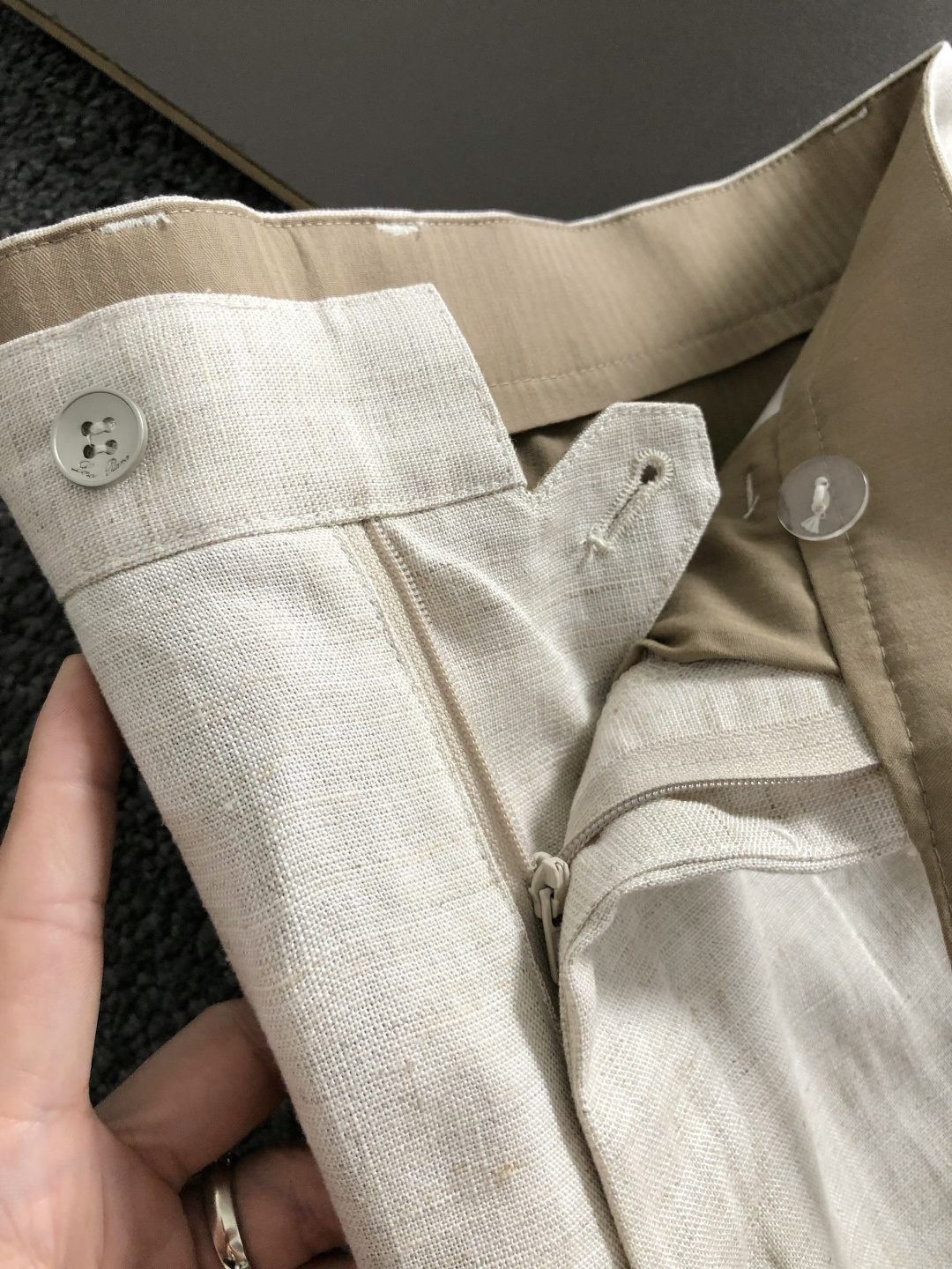 Loro Piana*合身版型29-362026春夏亚麻休闲裤，以燕麦片经典配色简约为主调，巧妙融入专柜
