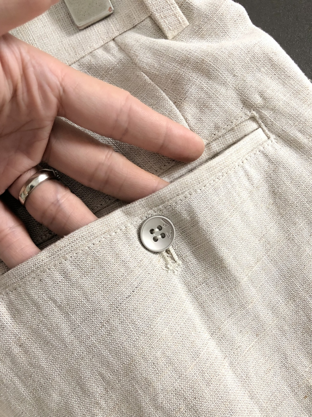 Loro Piana*合身版型29-362026春夏亚麻休闲裤，以燕麦片经典配色简约为主调，巧妙融入专柜