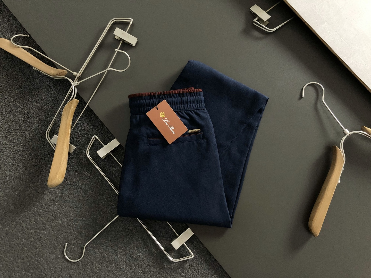 Loro Piana*合身版型29-362026春夏亚麻休闲裤，以蓝咖经典配色简约为主调，巧妙融入专柜五
