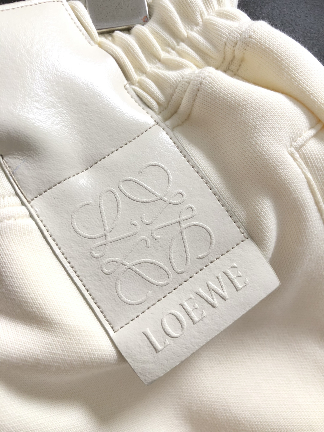 Low*合身版型M-xxl2026春夏短裤，以经典皮标融合为主调，巧妙融入下摆流苏工艺元素，打破传统休闲