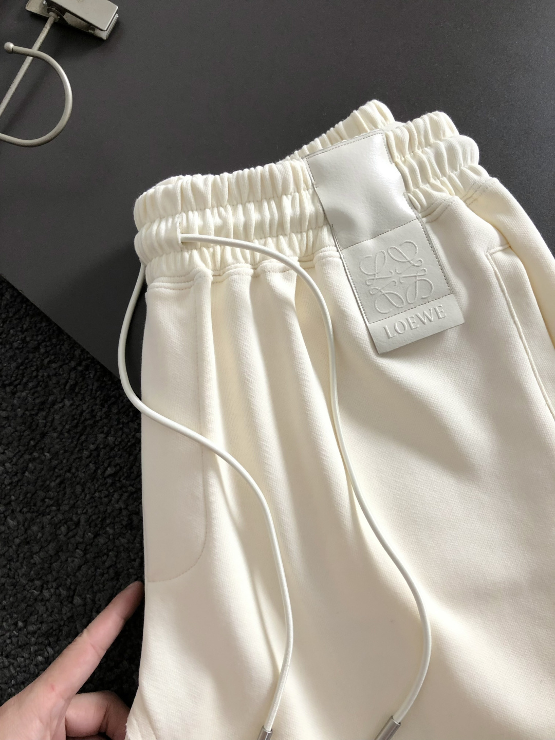 Low*合身版型M-xxl2026春夏短裤，以经典皮标融合为主调，巧妙融入下摆流苏工艺元素，打破传统休闲