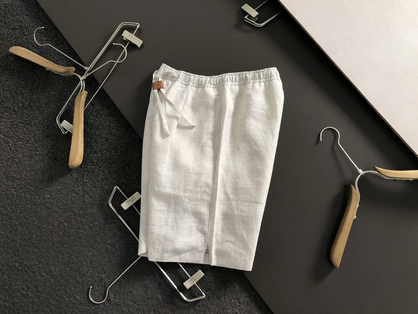 Loro Piana*合身版型S-xxl2026春夏百分百天丝亚麻休闲短裤，以经典简约皮标融合为主调，巧