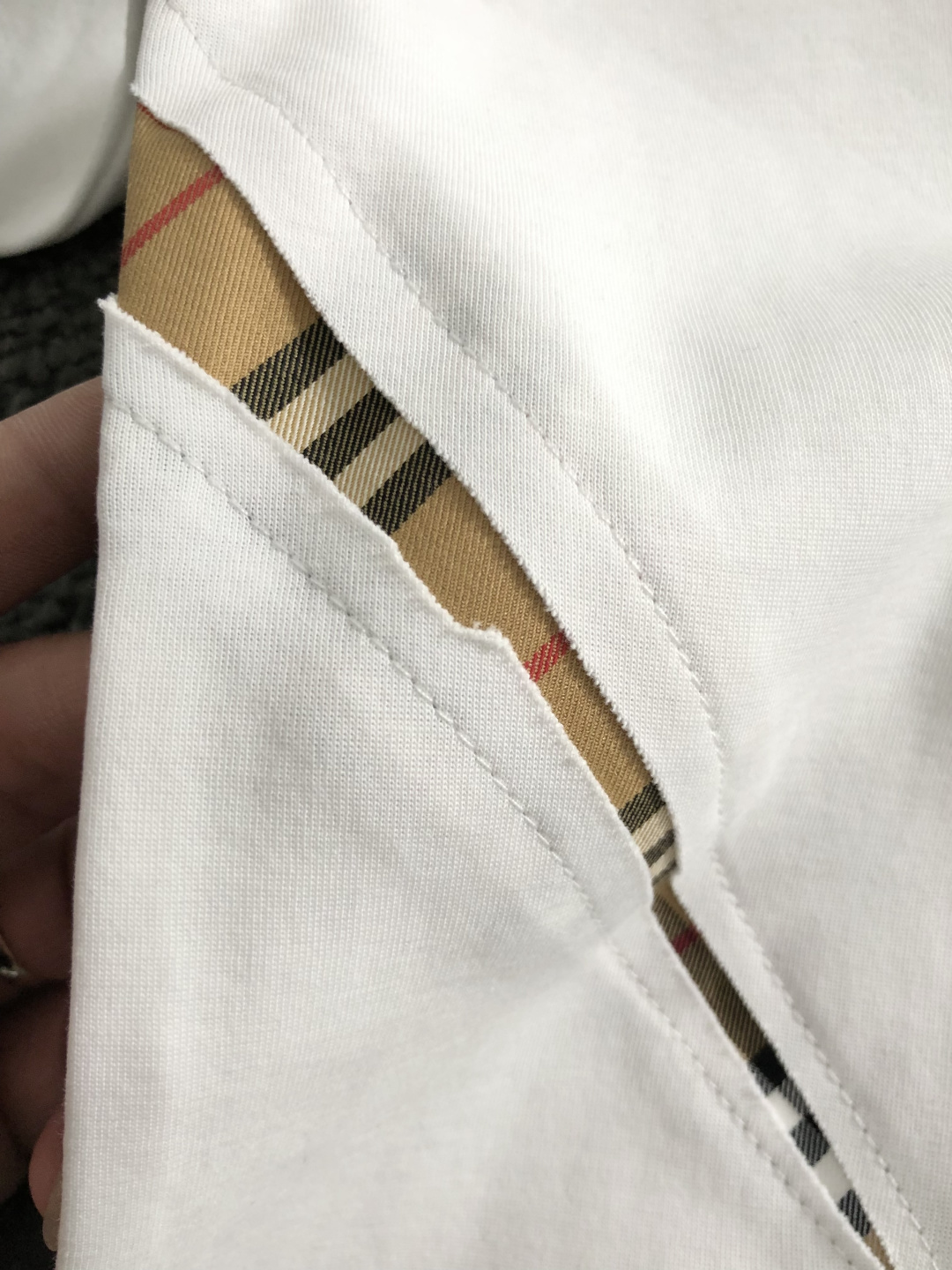 BBR*卡码拍小M-xxxl2026春夏短袖，以格纹拼接主调，巧妙融入骑士刺绣元素，打破传统短袖的单调感