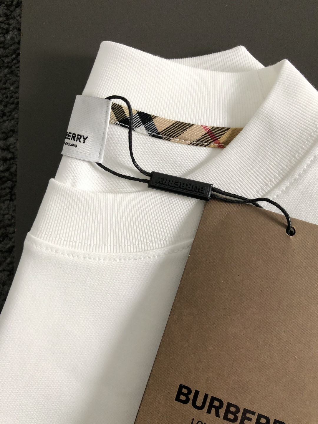 BBR*卡码拍小M-xxxl2026春夏短袖，以格纹拼接主调，巧妙融入骑士刺绣元素，打破传统短袖的单调感