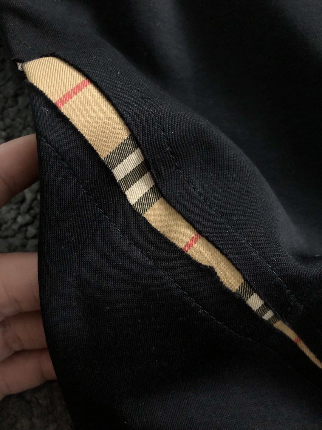BBR*卡码拍小M-xxxl2026春夏短袖，以格纹拼接主调，巧妙融入骑士刺绣元素，打破传统短袖的单调感