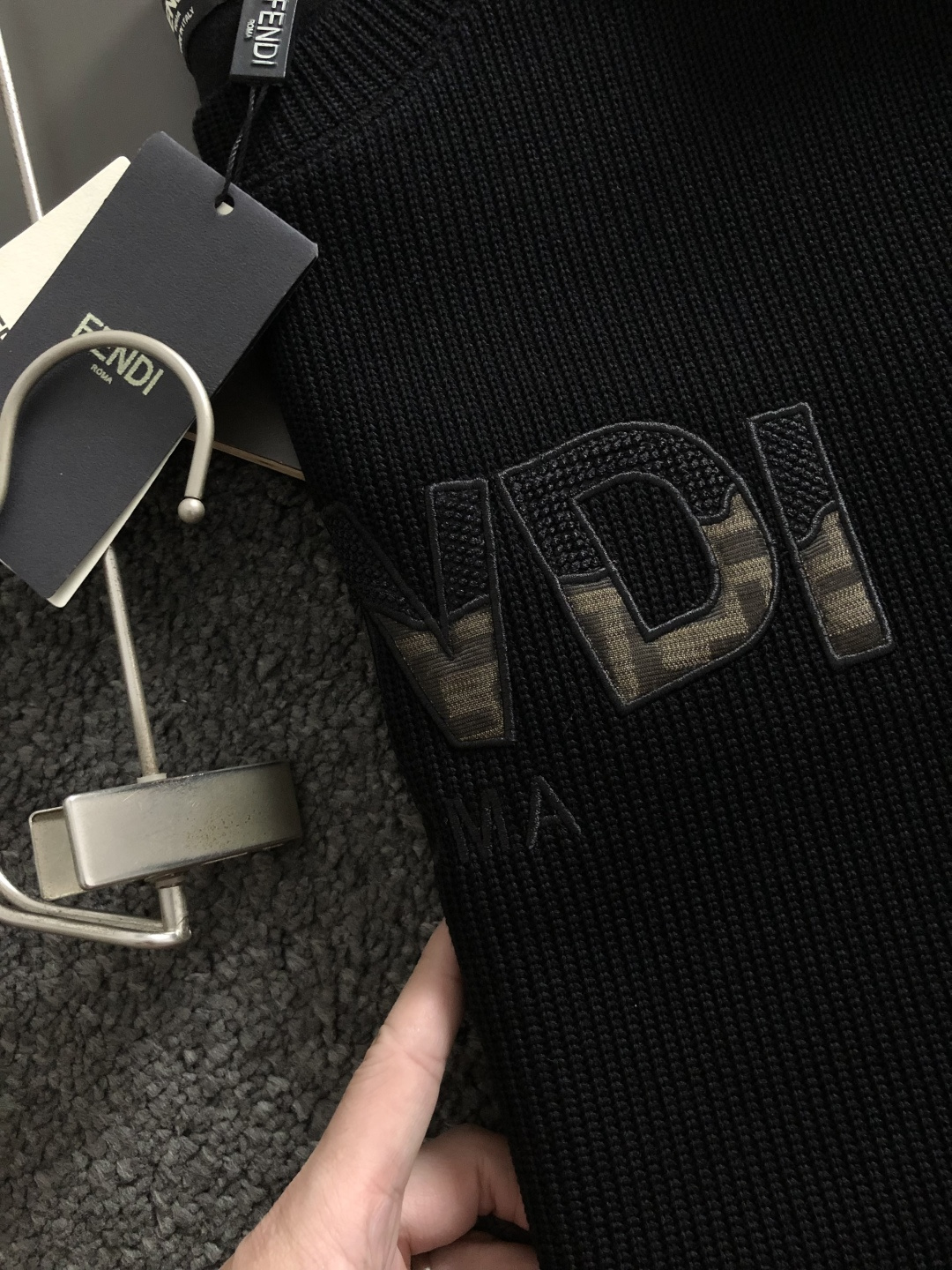 FEND*尺码M-xxxl 属性 2026秋冬卫衣长袖 成分 A料 60.6%涤纶   16.9再生纤维素纤维。16.9