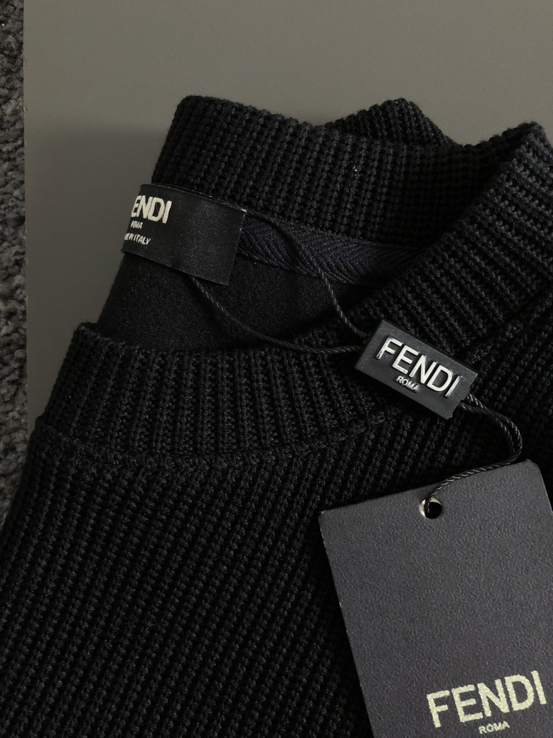 FEND*尺码M-xxxl 属性 2026秋冬卫衣长袖 成分 A料 60.6%涤纶   16.9再生纤维素纤维。16.9