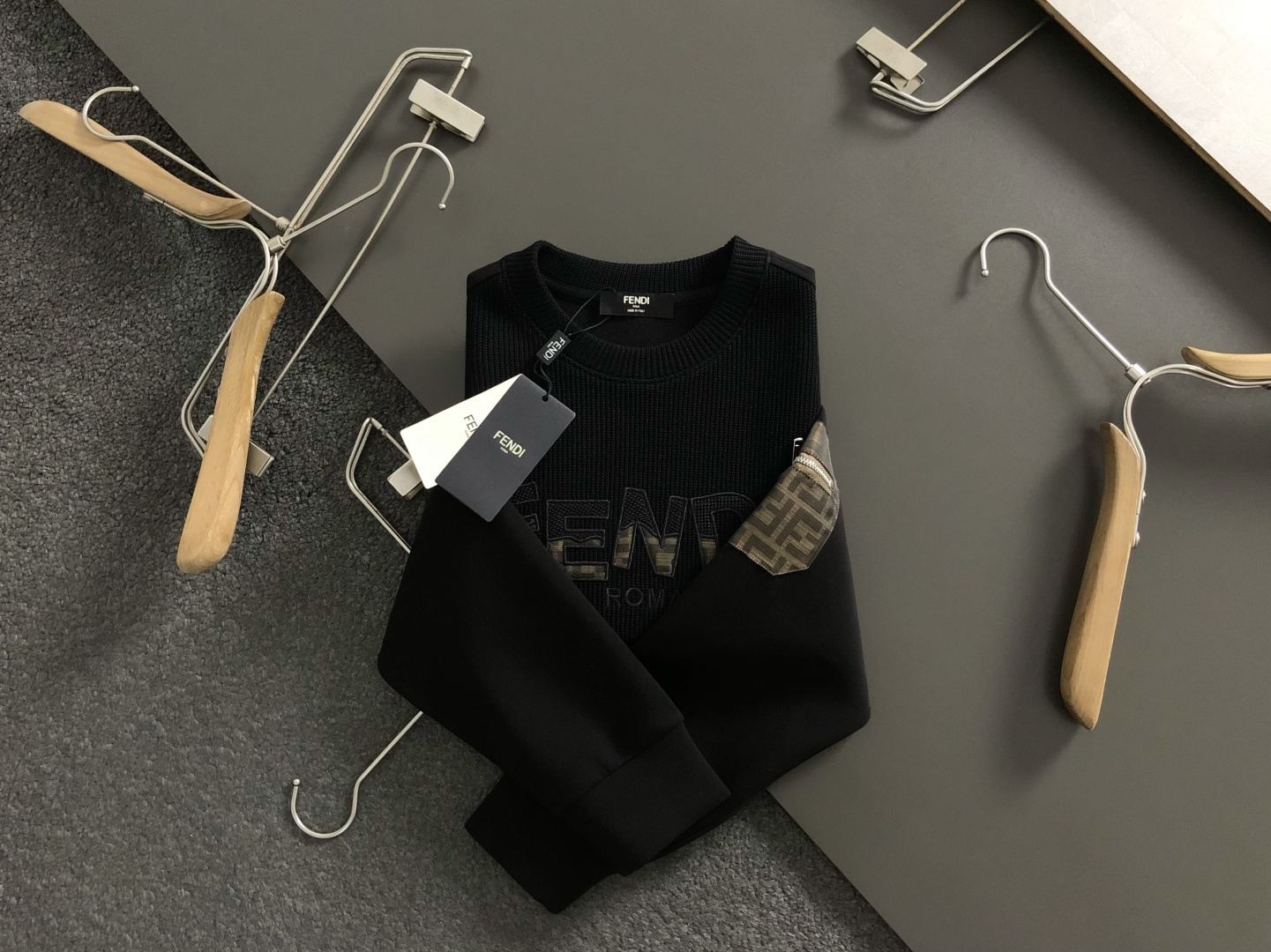 FEND*尺码M-xxxl 属性 2026秋冬卫衣长袖 成分 A料 60.6%涤纶   16.9再生纤维素纤维。16.9