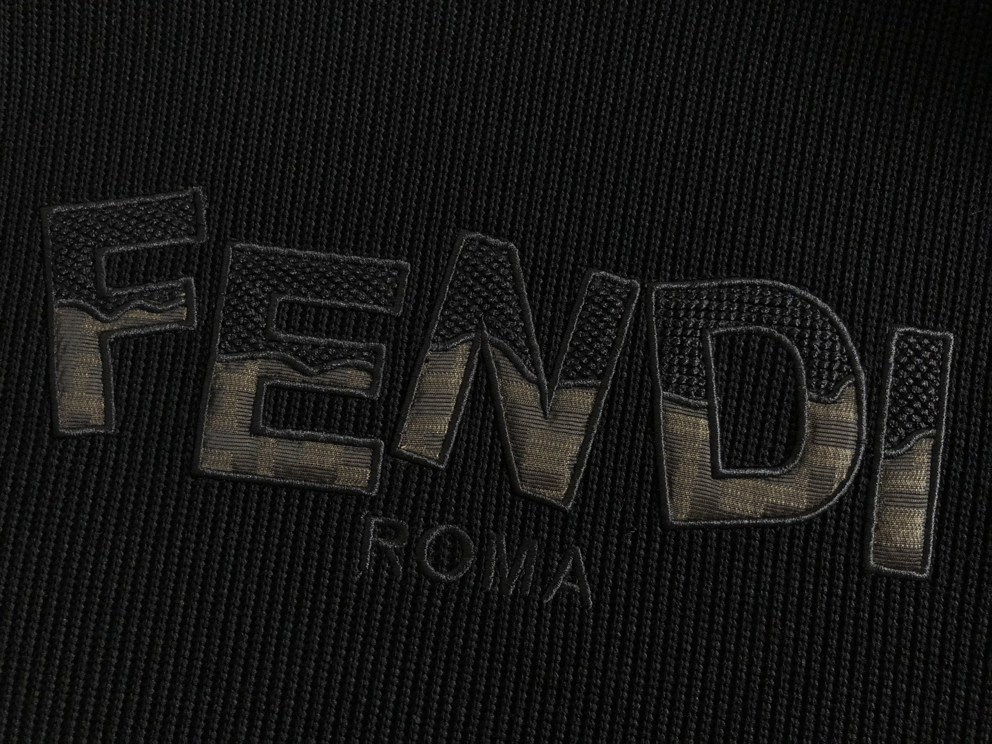 FEND*尺码M-xxxl 属性 2026秋冬卫衣长袖 成分 A料 60.6%涤纶   16.9再生纤维素纤维。16.9