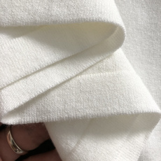 Mon*尺码S-Xl 属性 2026秋冬针织短袖 成分 针织 工艺 以纯色胸前羊毛袖标,修身百搭 功能 上身舒适版型合身 Mon*尺码S-Xl 属性 2026秋冬针织短袖 成分 针织 工艺 以纯色胸前羊毛袖标,修身百搭 功能 上身舒适版型合身