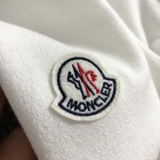 Mon*尺码S-Xl 属性 2026秋冬针织短袖 成分 针织 工艺 以纯色胸前羊毛袖标,修身百搭 功能 上身舒适版型合身 Mon*尺码S-Xl 属性 2026秋冬针织短袖 成分 针织 工艺 以纯色胸前羊毛袖标,修身百搭 功能 上身舒适版型合身