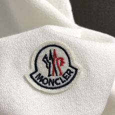 Mon*尺码S-Xl 属性 2026秋冬针织短袖 成分 针织 工艺 以纯色胸前羊毛袖标,修身百搭 功能 上身舒适版型合身 Mon*尺码S-Xl 属性 2026秋冬针织短袖 成分 针织 工艺 以纯色胸前羊毛袖标,修身百搭 功能 上身舒适版型合身