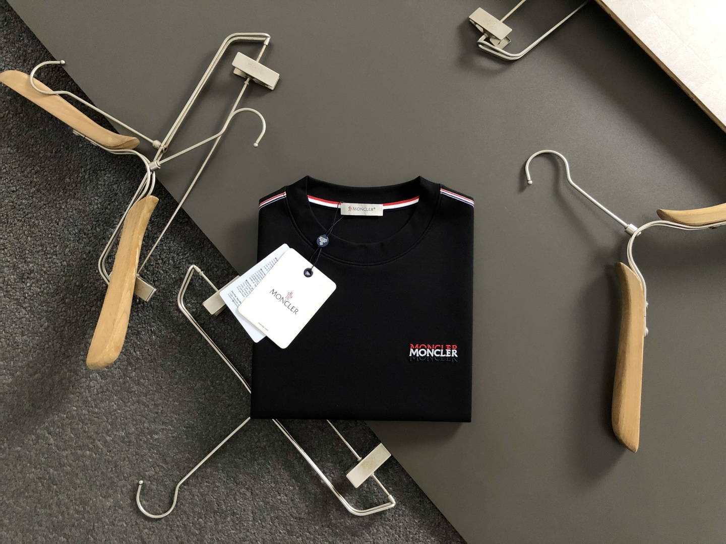 Mon*尺码M-xxxl 属性 2026秋冬卫衣短袖 成分 56%棉。24%莫代尔。13.3%涤纶。 6.7%氨纶 工艺