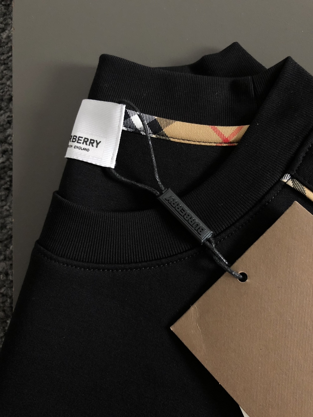 BBR*尺码M-xxxl 属性 2026秋冬卫衣短袖 成分 56%棉。24%莫代尔。13.3%涤纶。 6.7%氨纶 工艺 BBR*尺码M-xxxl 属性 2026秋冬卫衣短袖 成分 56%棉。24%莫代尔。13.3%涤纶。 6.7%氨纶 工艺