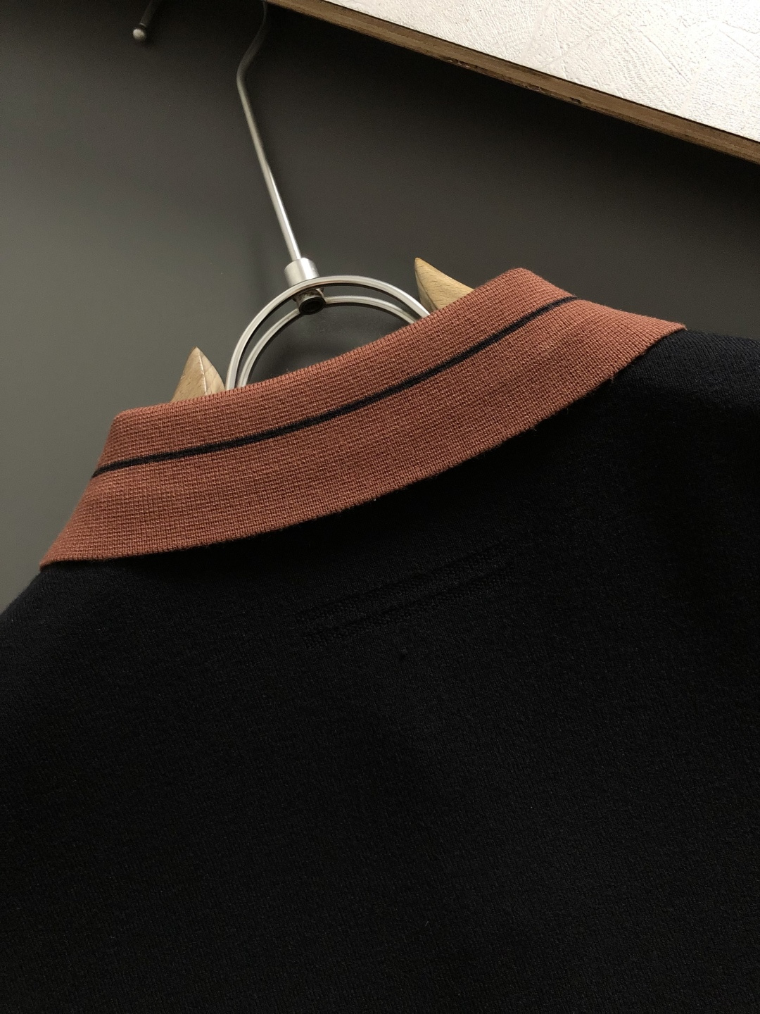 ZEGA*尺码M-xxxxl 属性 2026秋冬针织衫 成分  工艺 以黑咖撞色针织面料翻领设计胸前经典公路标装饰，老钱