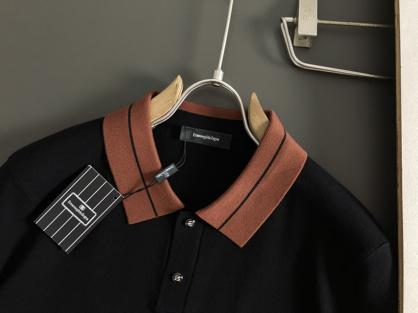 ZEGA*尺码M-xxxxl 属性 2026秋冬针织衫 成分  工艺 以黑咖撞色针织面料翻领设计胸前经典公路标装饰，老钱