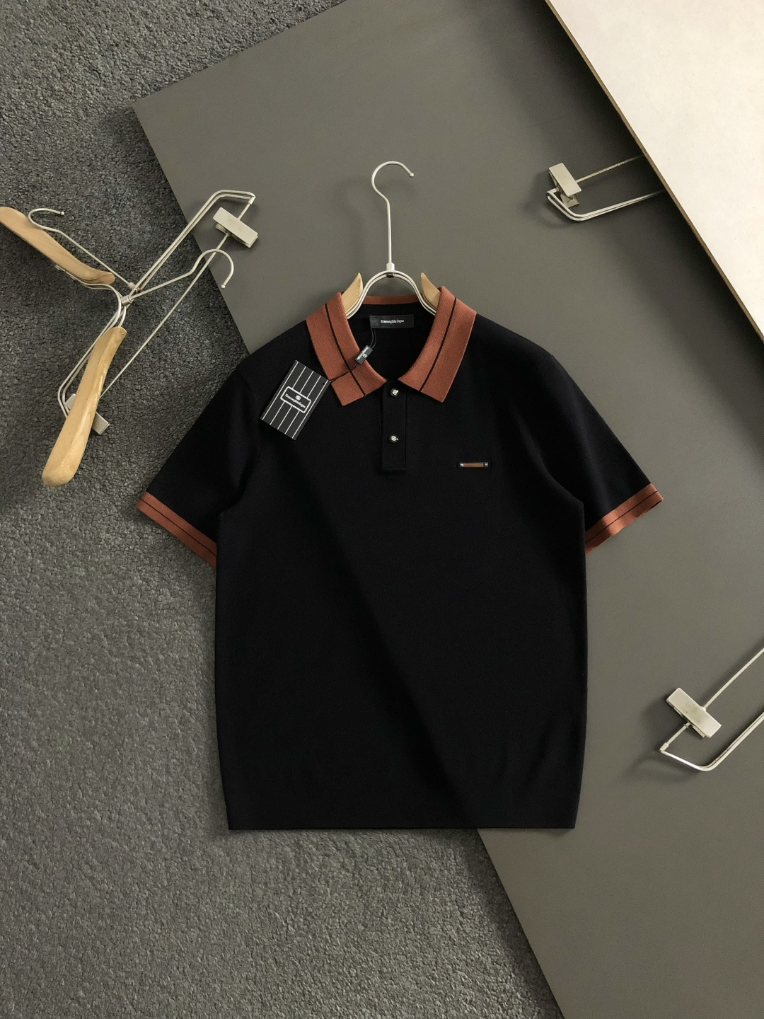 ZEGA*尺码M-xxxxl 属性 2026秋冬针织衫 成分  工艺 以黑咖撞色针织面料翻领设计胸前经典公路标装饰，老钱