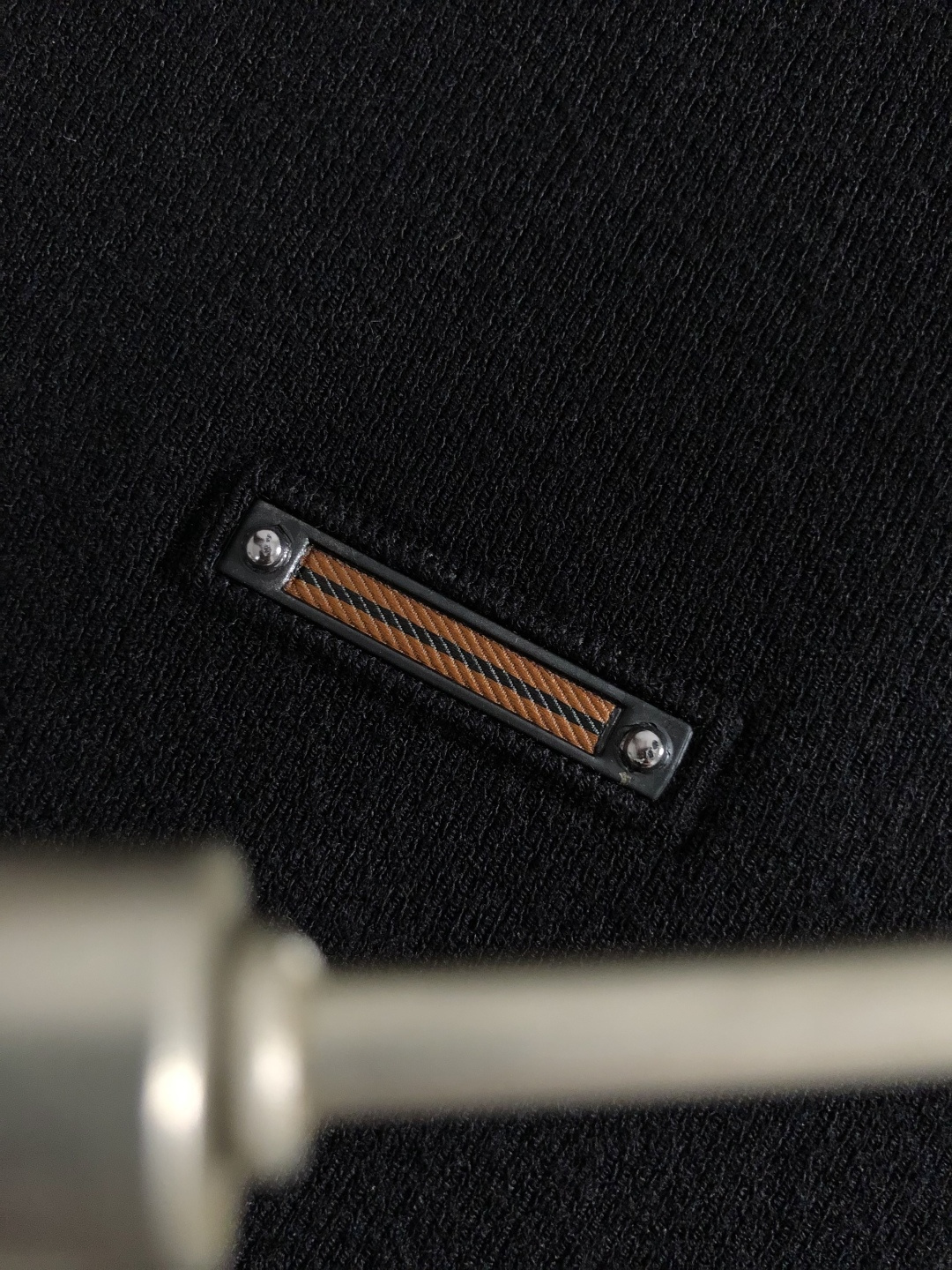 ZEGA*尺码M-xxxxl 属性 2026秋冬针织衫 成分  工艺 以黑咖撞色针织面料翻领设计胸前经典公路标装饰，老钱