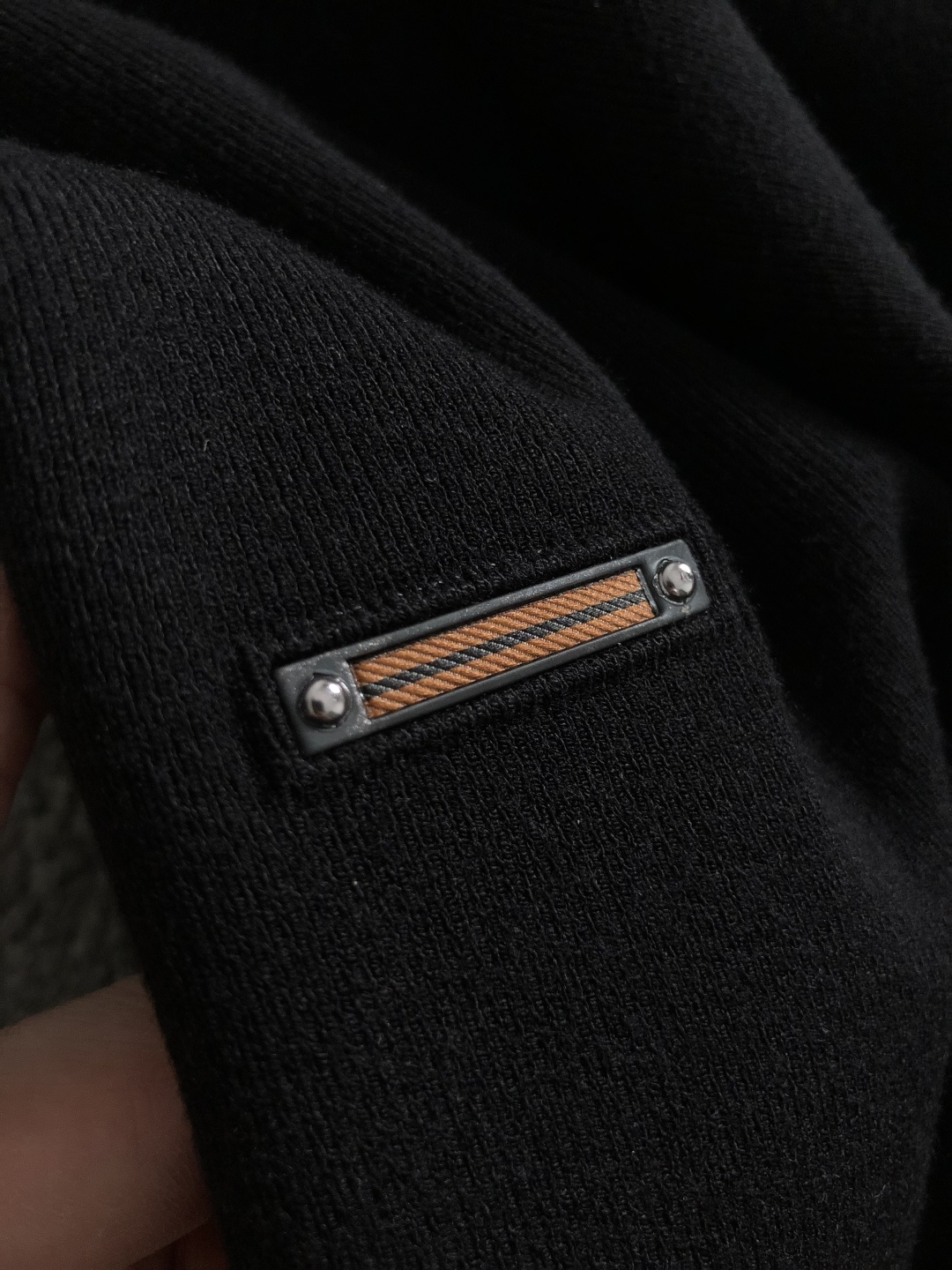 ZEGA*尺码M-xxxxl 属性 2026秋冬针织衫 成分  工艺 以黑咖撞色针织面料翻领设计胸前经典公路标装饰，老钱