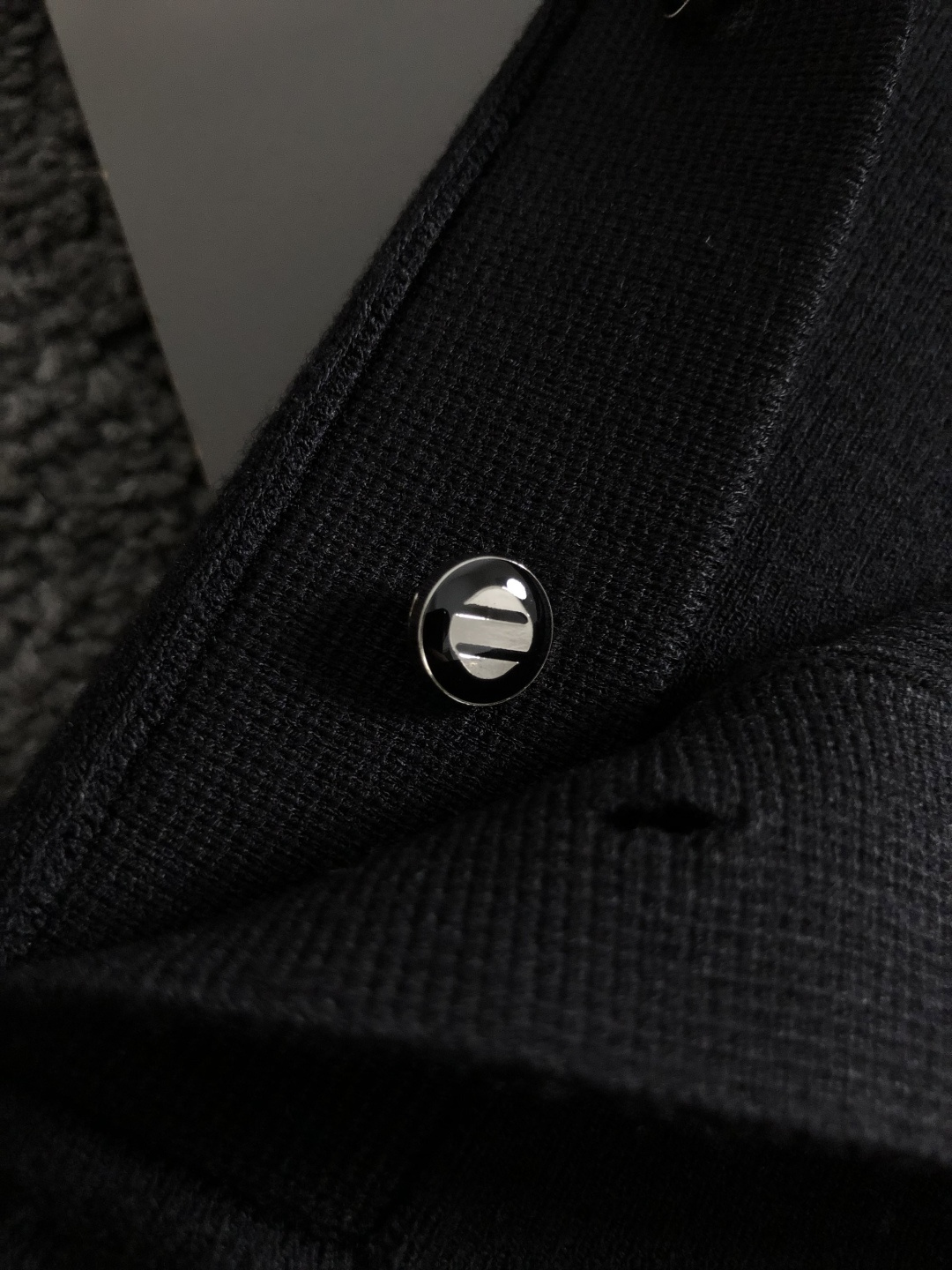 ZEGA*尺码M-xxxxl 属性 2026秋冬针织衫 成分  工艺 以黑咖撞色针织面料翻领设计胸前经典公路标装饰，老钱