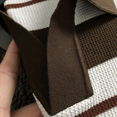 ZEGA*尺码M-xxxxl 属性 2026秋冬针织衫 成分 工艺 以黑白咖撞色针织面料条纹海鸥领口领装饰,老钱撞色视 ZEGA*尺码M-xxxxl 属性 2026秋冬针织衫 成分 工艺 以黑白咖撞色针织面料条纹海鸥领口领装饰,老钱撞色视