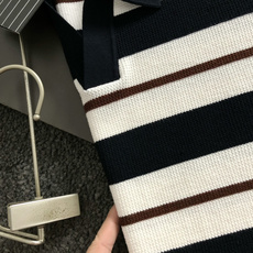ZEGA*尺码M-xxxxl 属性 2026秋冬针织衫 成分 工艺 以黑白咖撞色针织面料条纹海鸥领口领装饰,老钱撞色视 ZEGA*尺码M-xxxxl 属性 2026秋冬针织衫 成分 工艺 以黑白咖撞色针织面料条纹海鸥领口领装饰,老钱撞色视