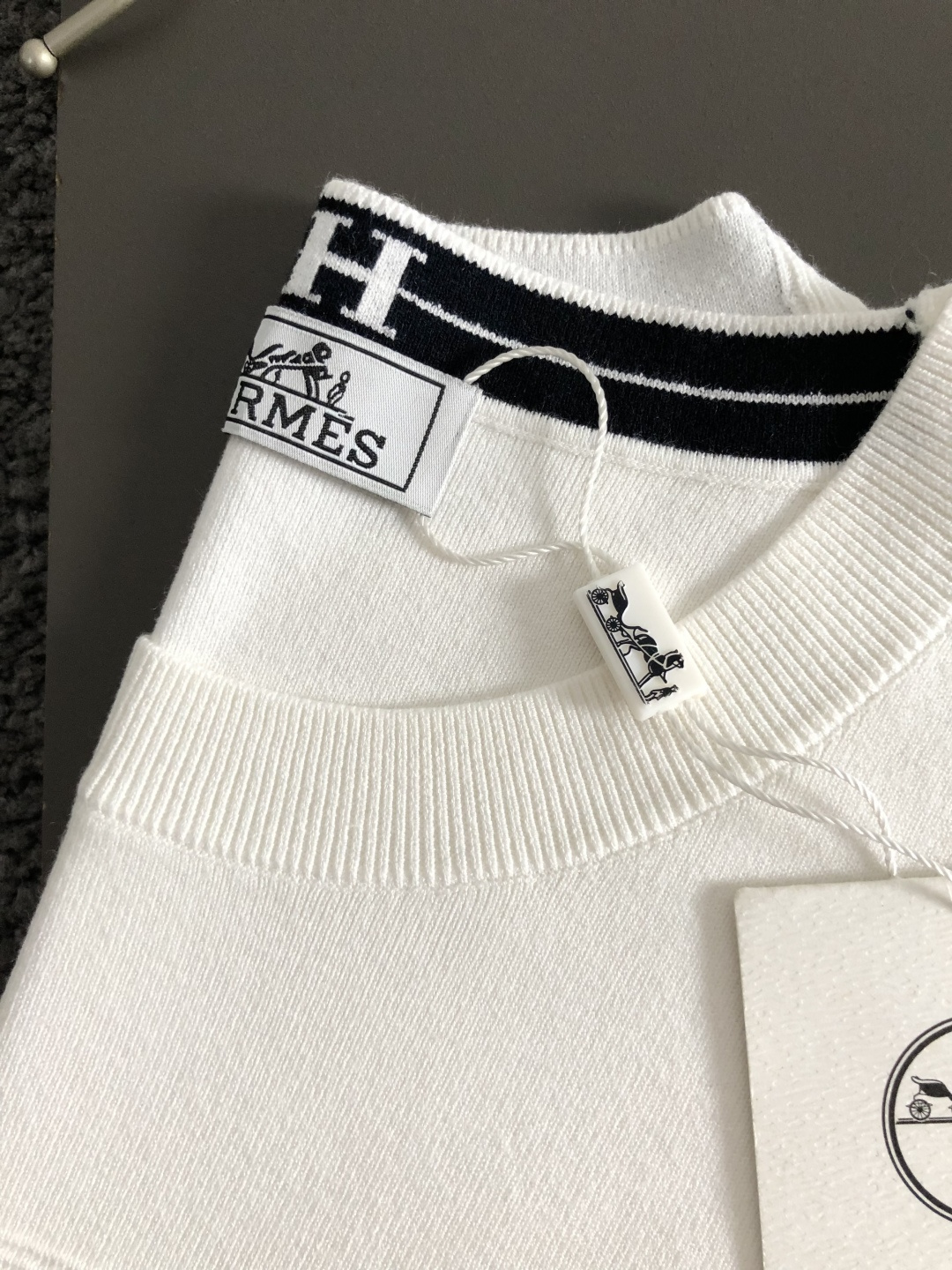 Hms*尺码M-xxxxl 属性 2026秋冬针织衫 成分 工艺 以黑白撞色针织面料领口H提花装饰,条纹logo提花视 Hms*尺码M-xxxxl 属性 2026秋冬针织衫 成分 工艺 以黑白撞色针织面料领口H提花装饰,条纹logo提花视