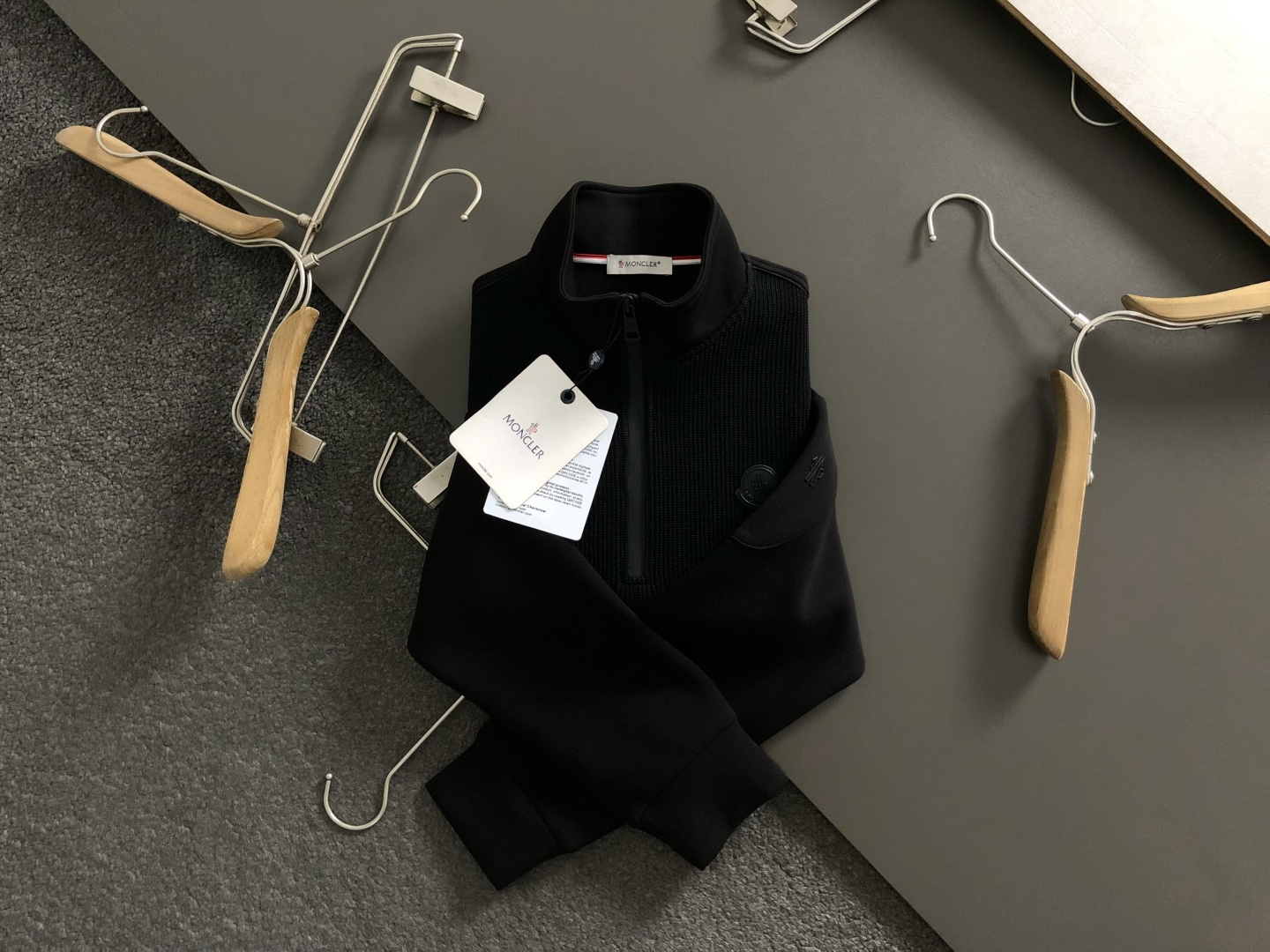 Mon*尺码M-xxxl 属性 2026秋冬卫衣长袖 成分 A料 60.6%涤纶   16.9再生纤维素纤维。16.9%