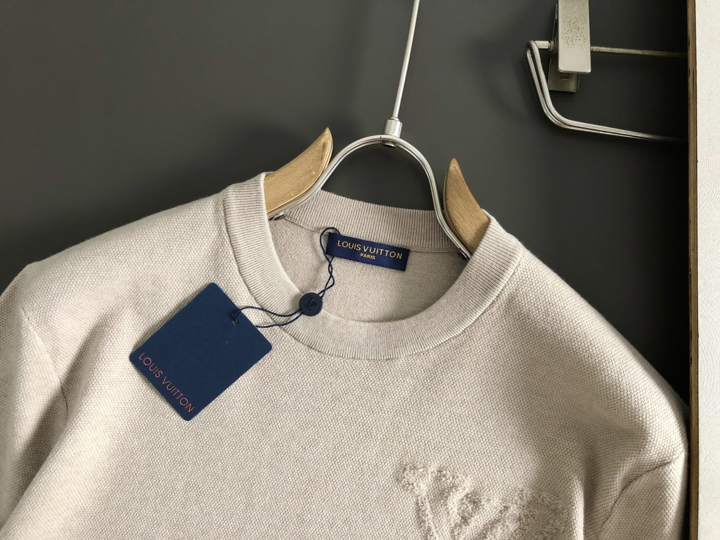 L牌 *尺码M-xxxl 属性 2026秋冬羊毛衫 成分 羊毛衫 工艺 以纯色百搭经典款字母提花视觉主调，休闲时尚款式 