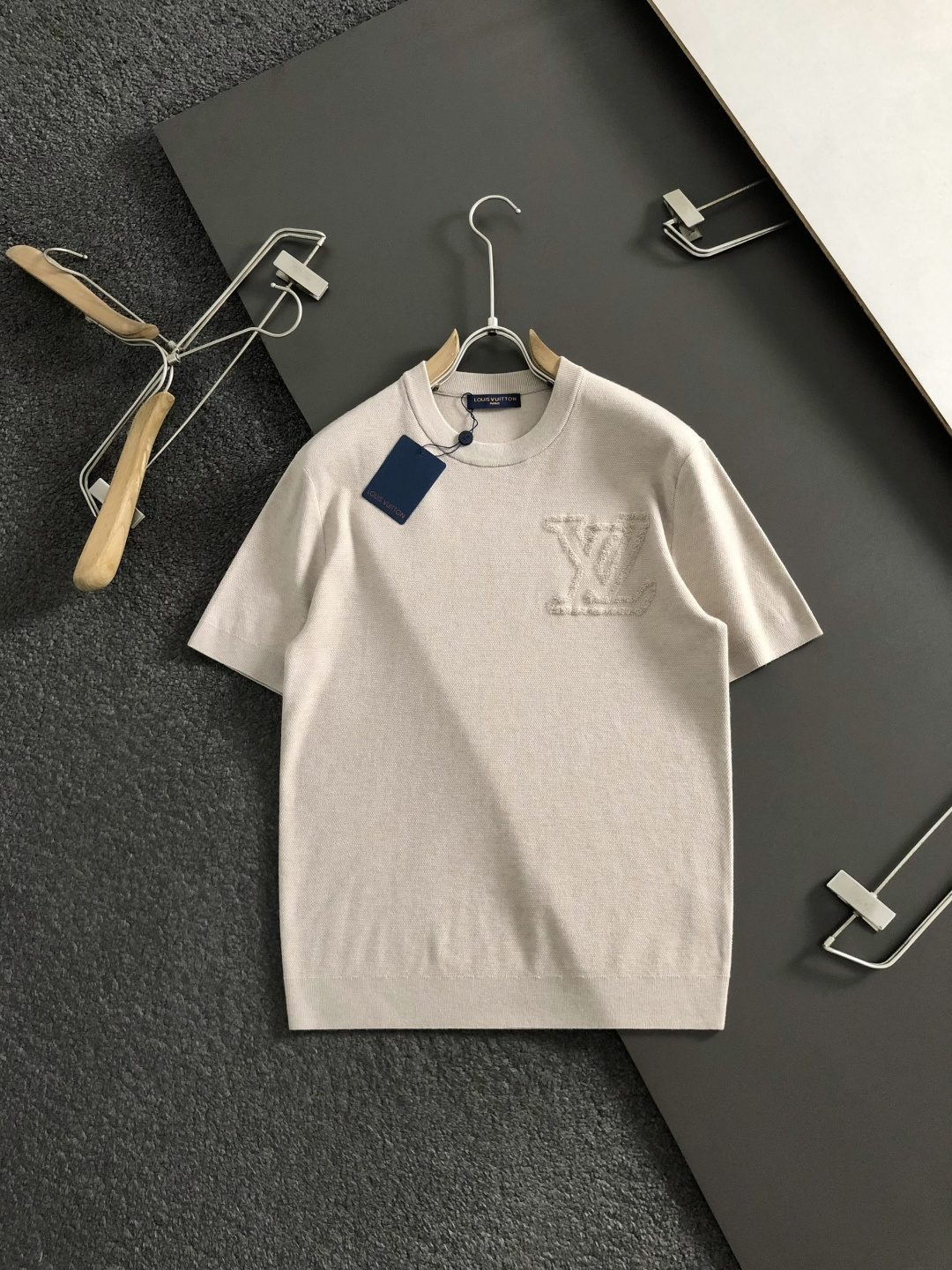 L牌 *尺码M-xxxl 属性 2026秋冬羊毛衫 成分 羊毛衫 工艺 以纯色百搭经典款字母提花视觉主调，休闲时尚款式 