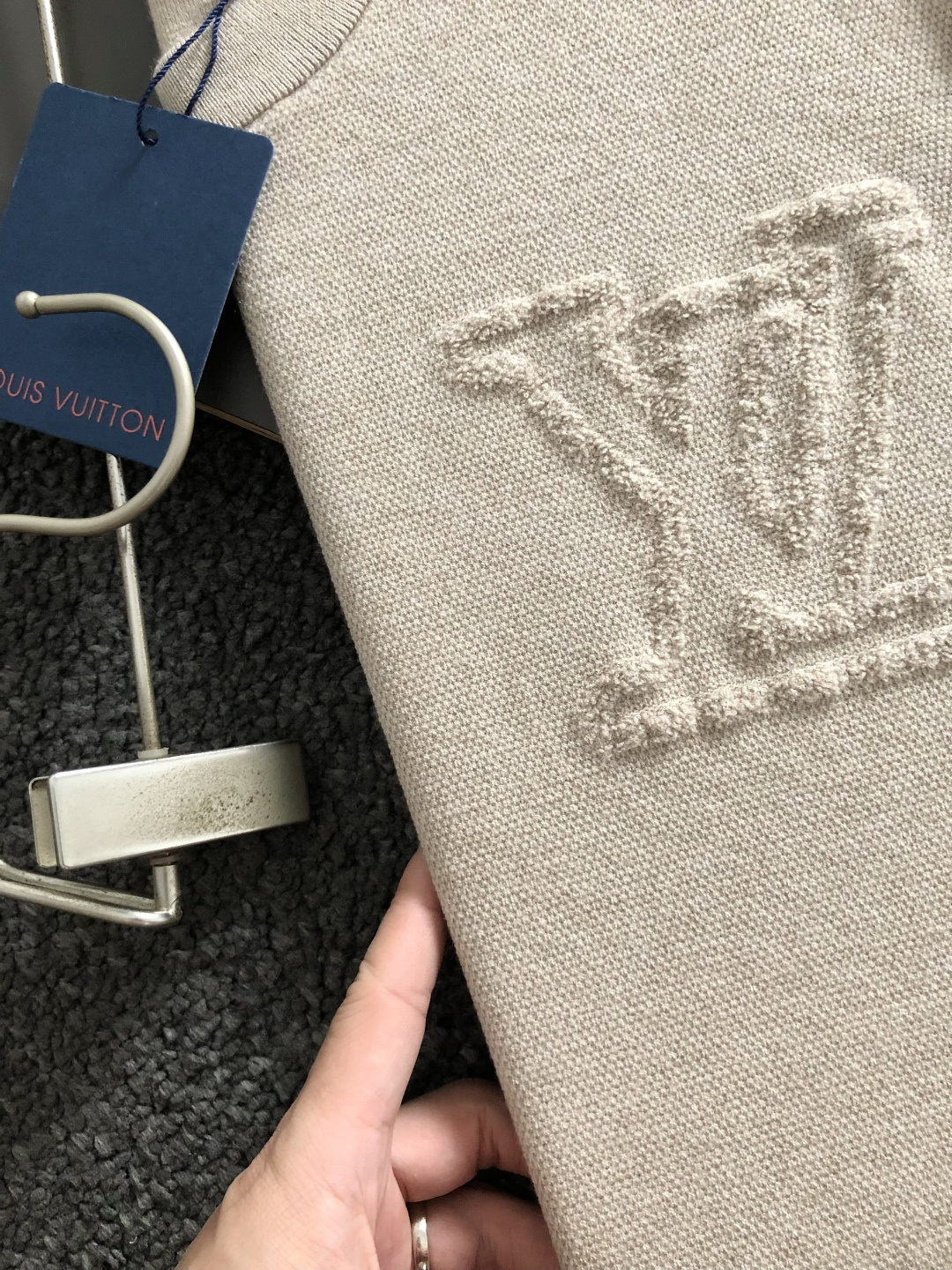 L牌 *尺码M-xxxl 属性 2026秋冬羊毛衫 成分 羊毛衫 工艺 以纯色百搭经典款字母提花视觉主调，休闲时尚款式 