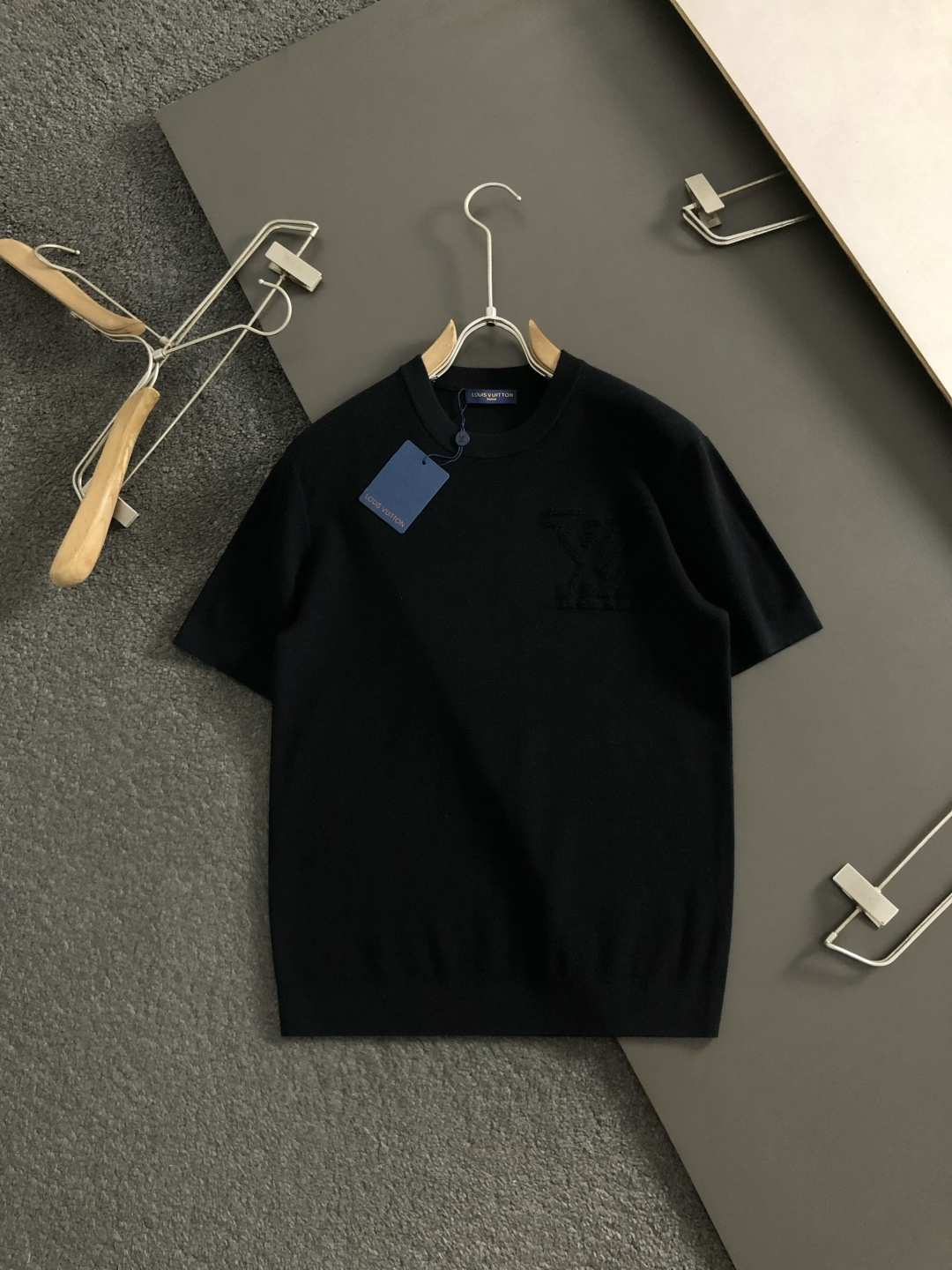 L牌 *尺码M-xxxl 属性 2026秋冬羊毛衫 成分 羊毛衫 工艺 以纯色百搭经典款字母提花视觉主调，休闲时尚款式 