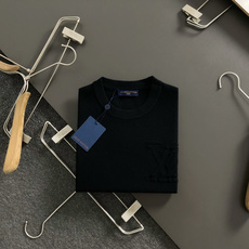 L牌 *尺码M-xxxl 属性 2026秋冬羊毛衫 成分 羊毛衫 工艺 以纯色百搭经典款字母提花视觉主调,休闲时尚款式 L牌 *尺码M-xxxl 属性 2026秋冬羊毛衫 成分 羊毛衫 工艺 以纯色百搭经典款字母提花视觉主调,休闲时尚款式