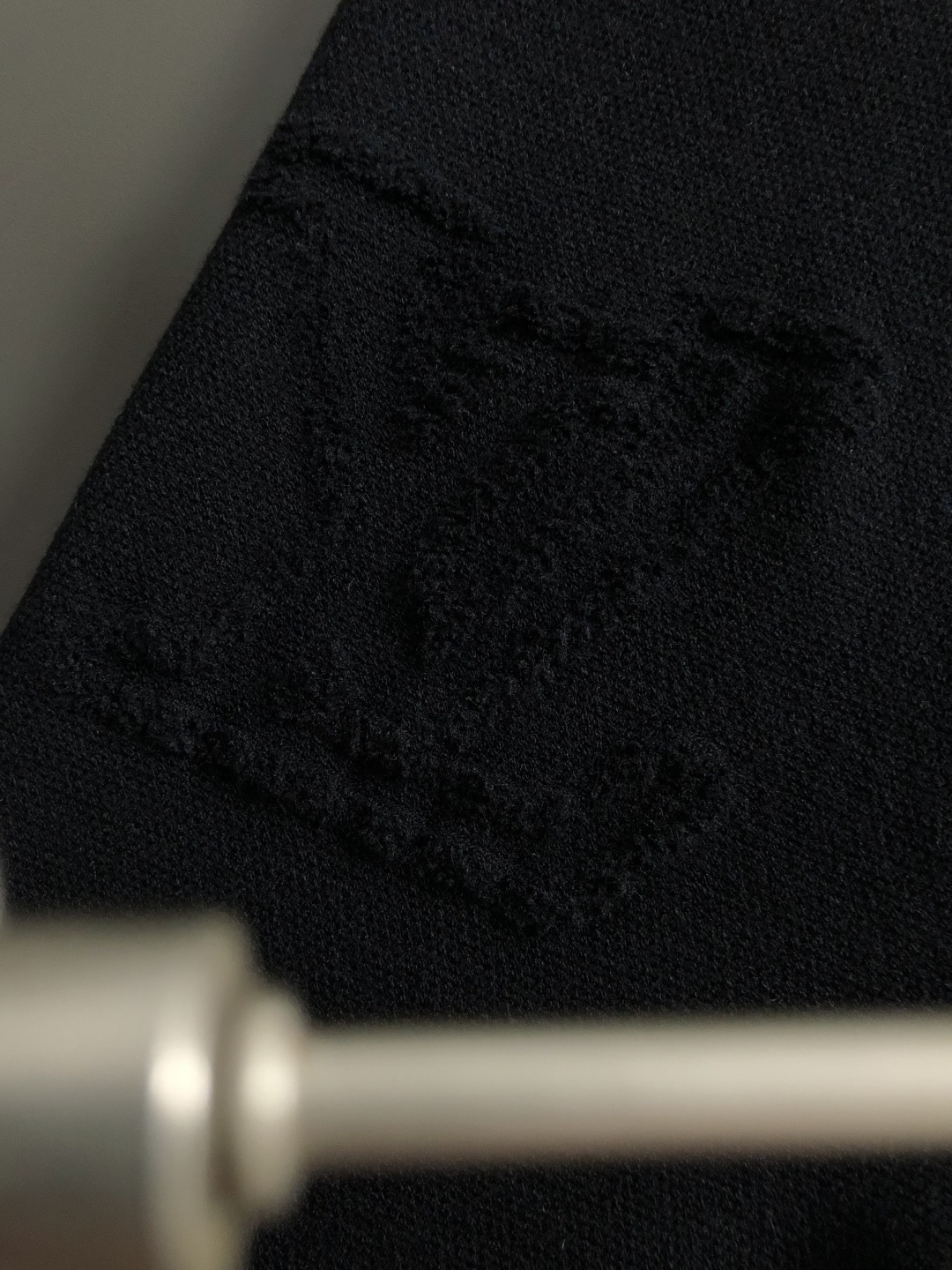 L牌 *尺码M-xxxl 属性 2026秋冬羊毛衫 成分 羊毛衫 工艺 以纯色百搭经典款字母提花视觉主调，休闲时尚款式 