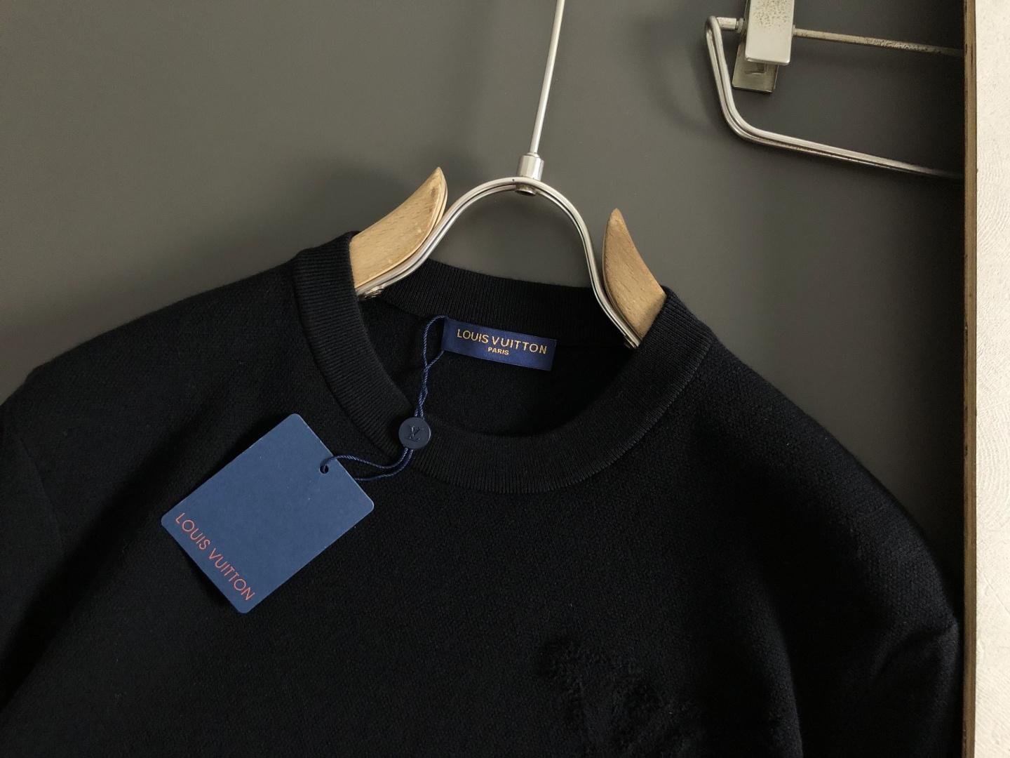 L牌 *尺码M-xxxl 属性 2026秋冬羊毛衫 成分 羊毛衫 工艺 以纯色百搭经典款字母提花视觉主调，休闲时尚款式 