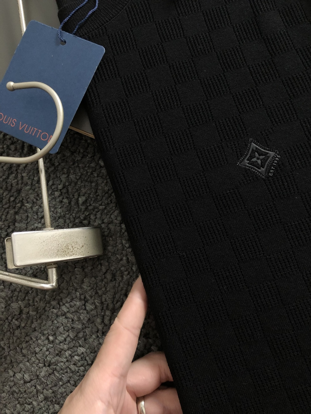 L牌 *尺码M-xxxl 属性 2026秋冬羊毛衫 成分 羊毛衫 工艺 以领口撞色字母提花全幅棋盘格提花工艺为视觉主调, L牌 *尺码M-xxxl 属性 2026秋冬羊毛衫 成分 羊毛衫 工艺 以领口撞色字母提花全幅棋盘格提花工艺为视觉主调,
