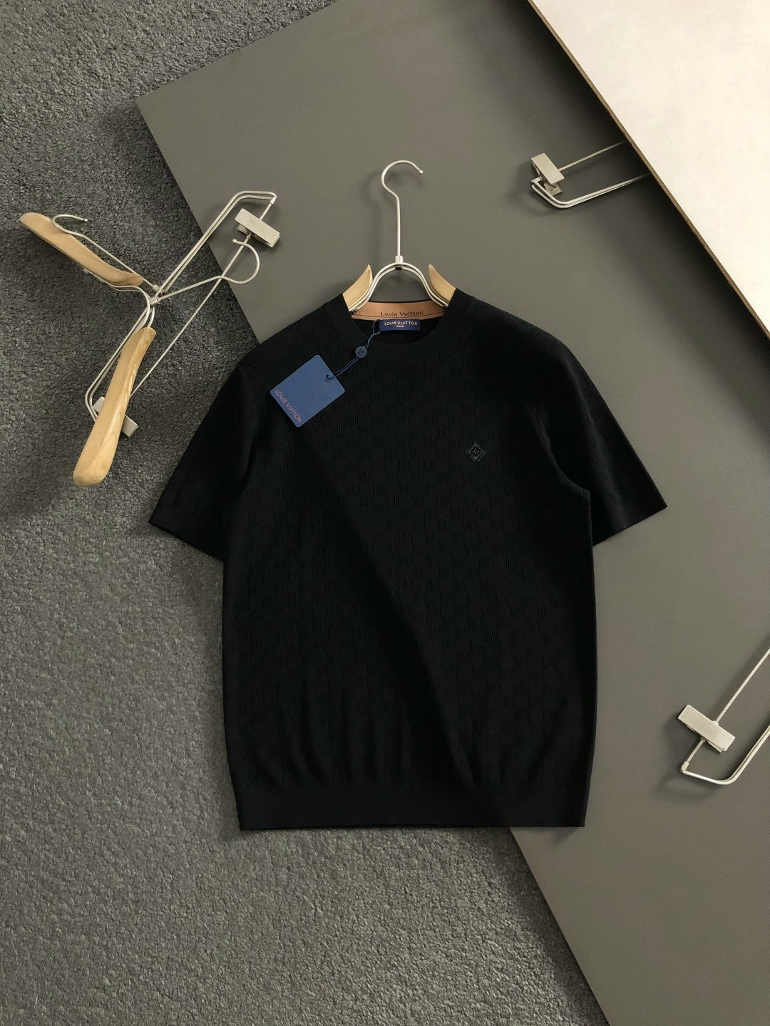 L牌 *尺码M-xxxl 属性 2026秋冬羊毛衫 成分 羊毛衫 工艺 以领口撞色字母提花全幅棋盘格提花工艺为视觉主调, L牌 *尺码M-xxxl 属性 2026秋冬羊毛衫 成分 羊毛衫 工艺 以领口撞色字母提花全幅棋盘格提花工艺为视觉主调,