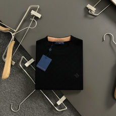 L牌 *尺码M-xxxl 属性 2026秋冬羊毛衫 成分 羊毛衫 工艺 以领口撞色字母提花全幅棋盘格提花工艺为视觉主调, L牌 *尺码M-xxxl 属性 2026秋冬羊毛衫 成分 羊毛衫 工艺 以领口撞色字母提花全幅棋盘格提花工艺为视觉主调,