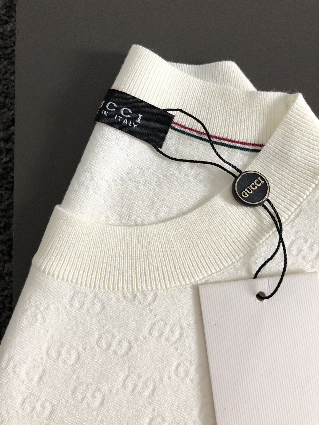 Gucc*尺码M-xxxl 属性 2026秋冬羊毛衫 成分 羊毛衫 工艺 以袖口撞色字母提花全幅双G提花工艺为视觉主调，