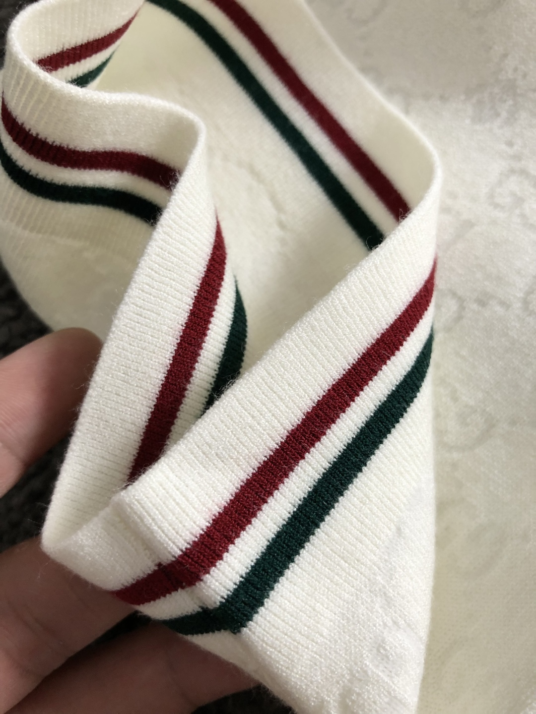Gucc*尺码M-xxxl 属性 2026秋冬羊毛衫 成分 羊毛衫 工艺 以袖口撞色字母提花全幅双G提花工艺为视觉主调，
