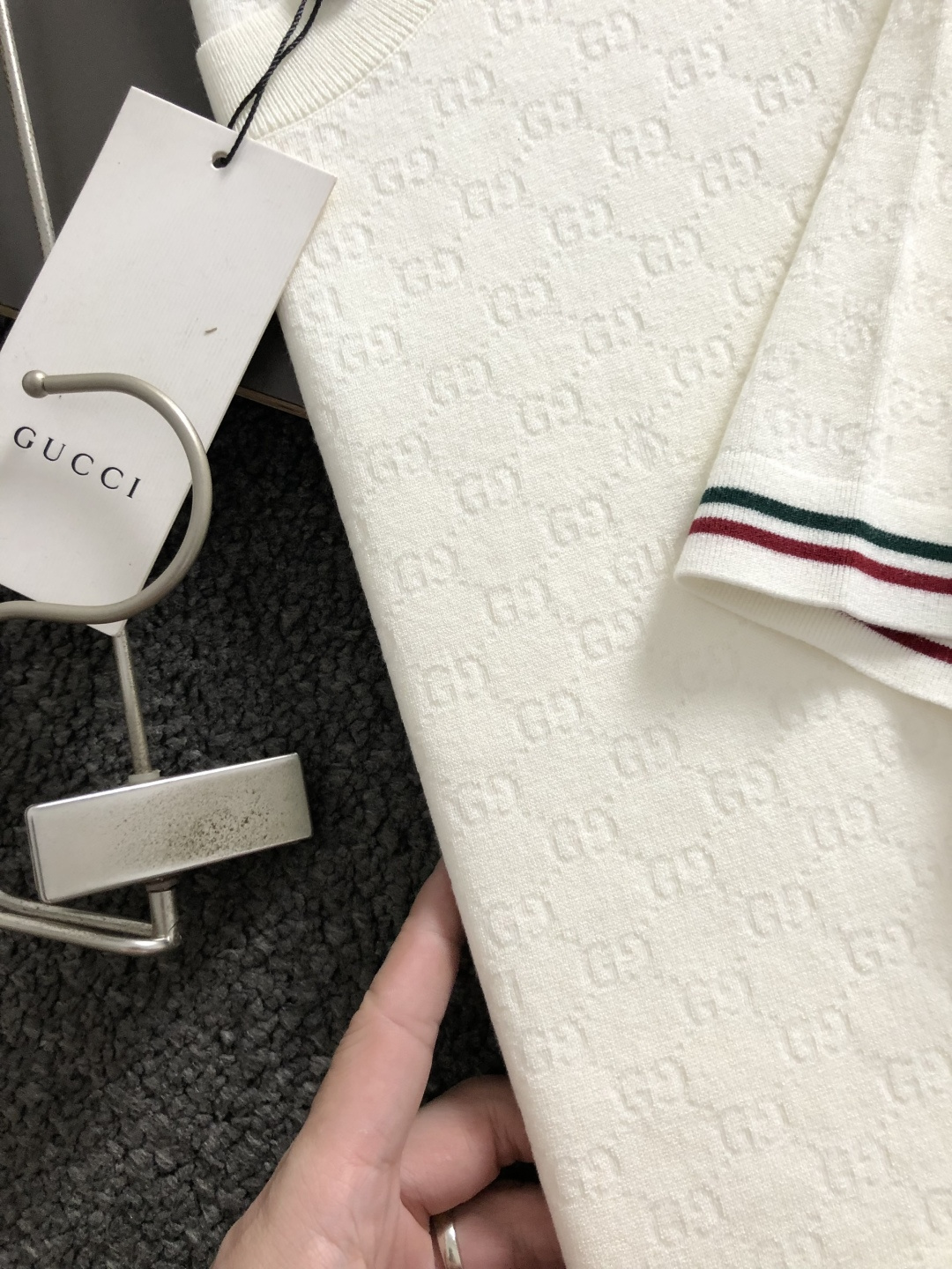 Gucc*尺码M-xxxl 属性 2026秋冬羊毛衫 成分 羊毛衫 工艺 以袖口撞色字母提花全幅双G提花工艺为视觉主调，